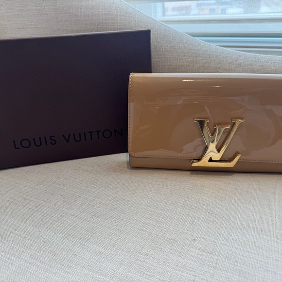 Louis Vuitton Handbags - Sophisticated Louis Vuitton Tan Louise Clutch Bag